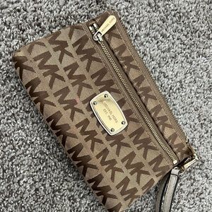 MICHAEL KORS Wristlet Wallet.